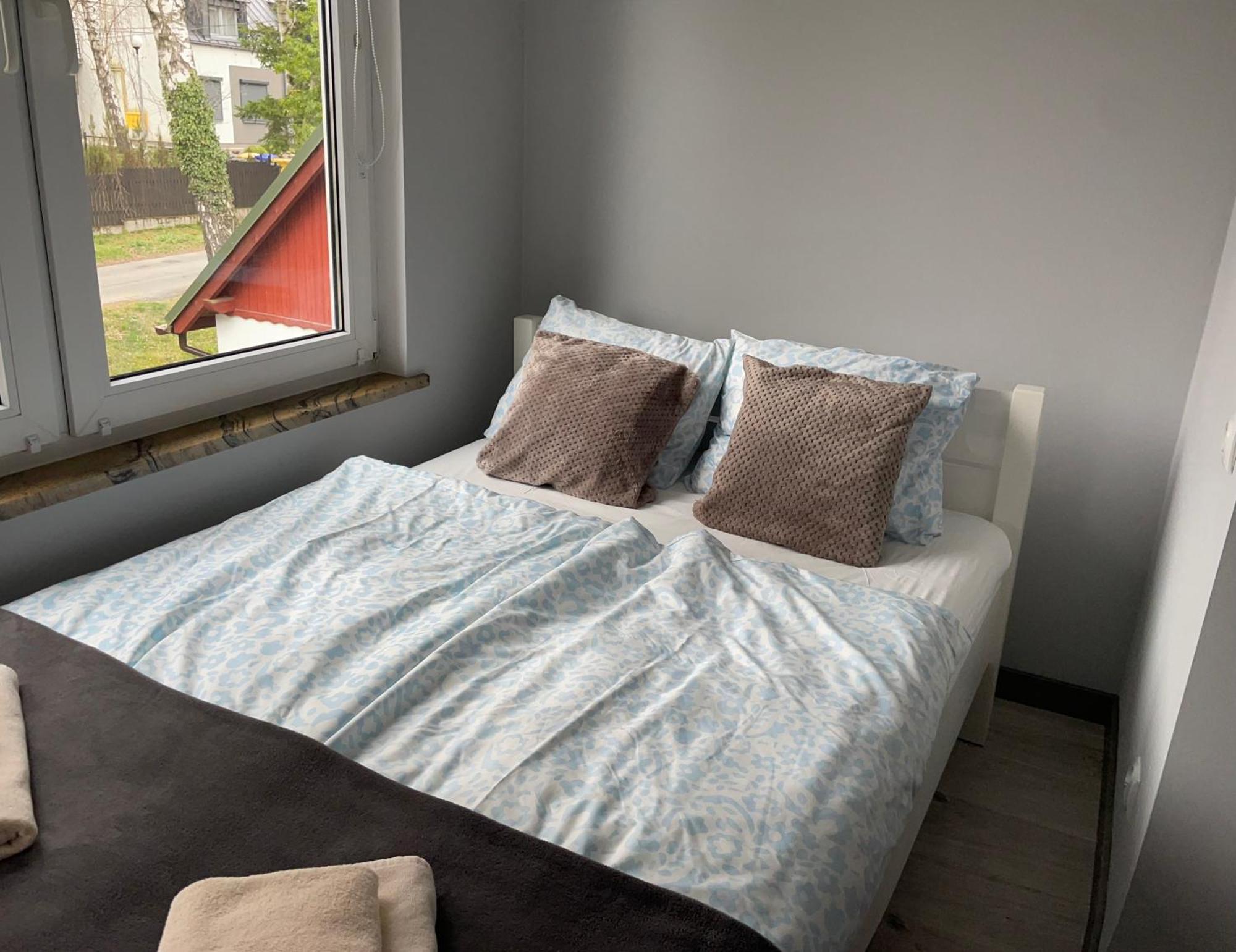 Przystanek - Komuny Paryskiej 3 *